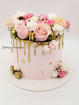 Pastel de Cumpleaños Dorado con Flores y Macarrones