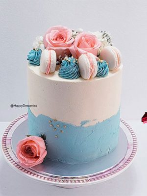 Pastel de Cumpleaños con Macarrones y Rosas