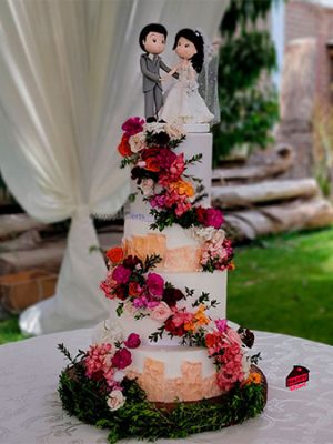 Pastel de Boda Rústica Con Flores Naturales