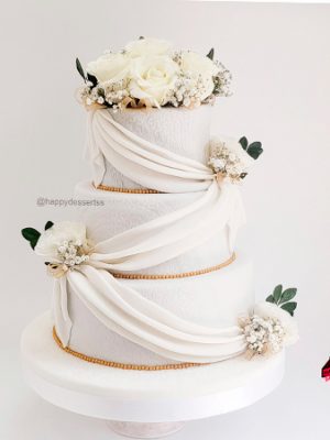 Pastel de Boda Drapeado con Rosas Blancas Naturales