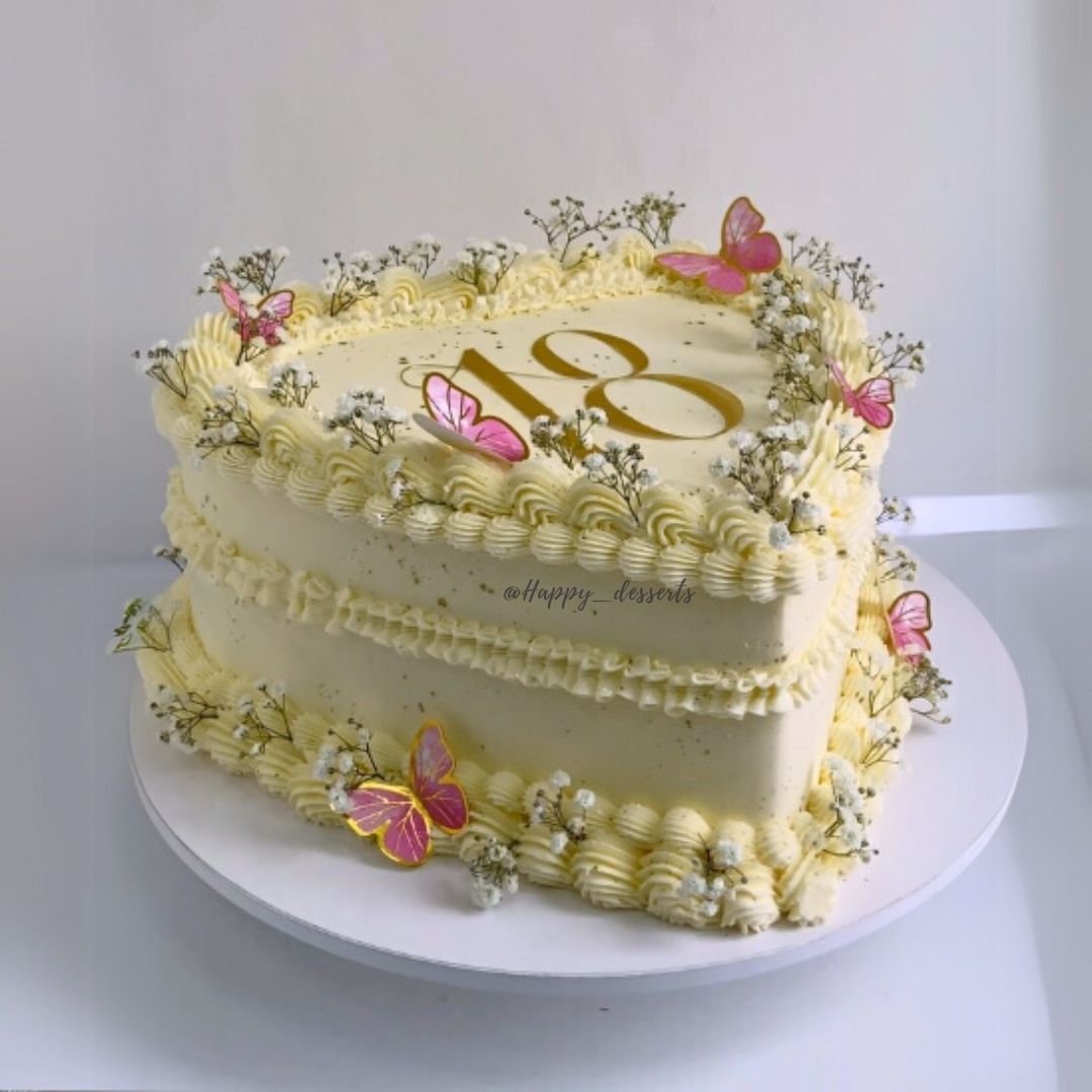 Pastel Corazón Crema con Mariposas 18