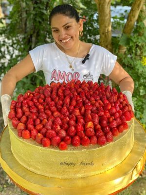 Torta Dorada Decorada con Fresas