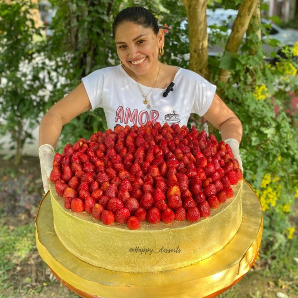 Torta Dorada Decorada con Fresas