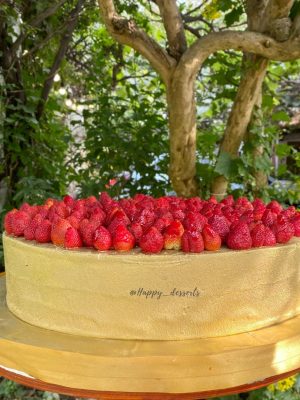 Torta Dorada Decorada con Fresas - Imagen 3