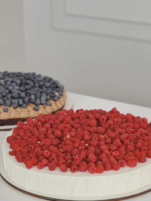 Torta Decorada con Frambuesas o Arándanos con Toques Dorados