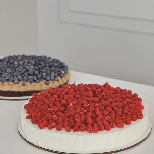 Torta Decorada con Frambuesas o Arándanos con Toques Dorados